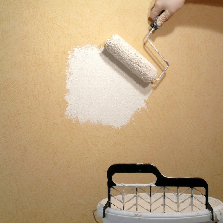 Farbe auf Tapete rollen